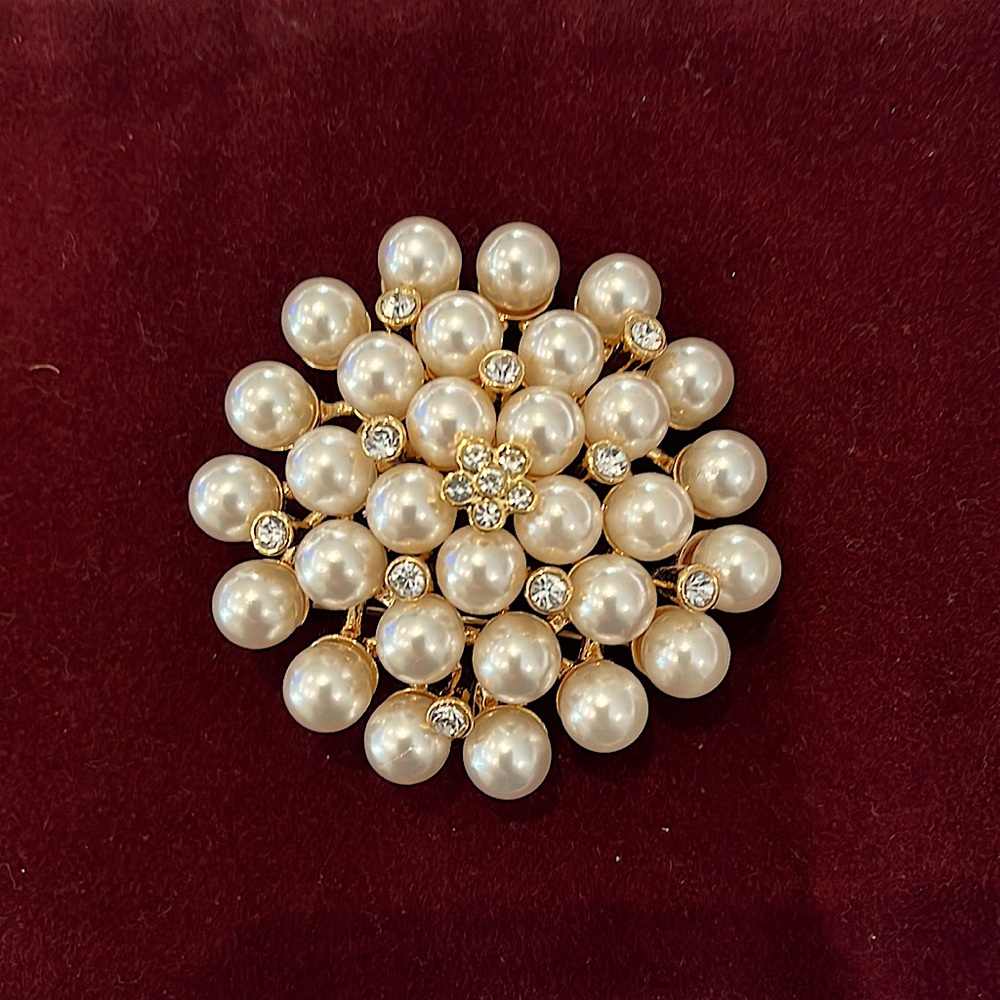 Gorgeous Faux Pearl, Gold and Rhinestone Sunburst Brooch NWOT Never Worn